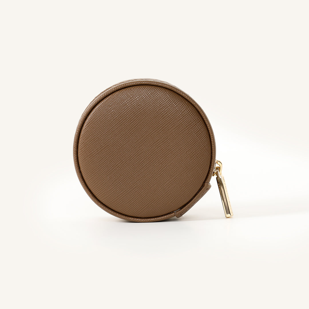 A compact round Sienna Jewellery Box made of Brown Vegan saffiano leather.