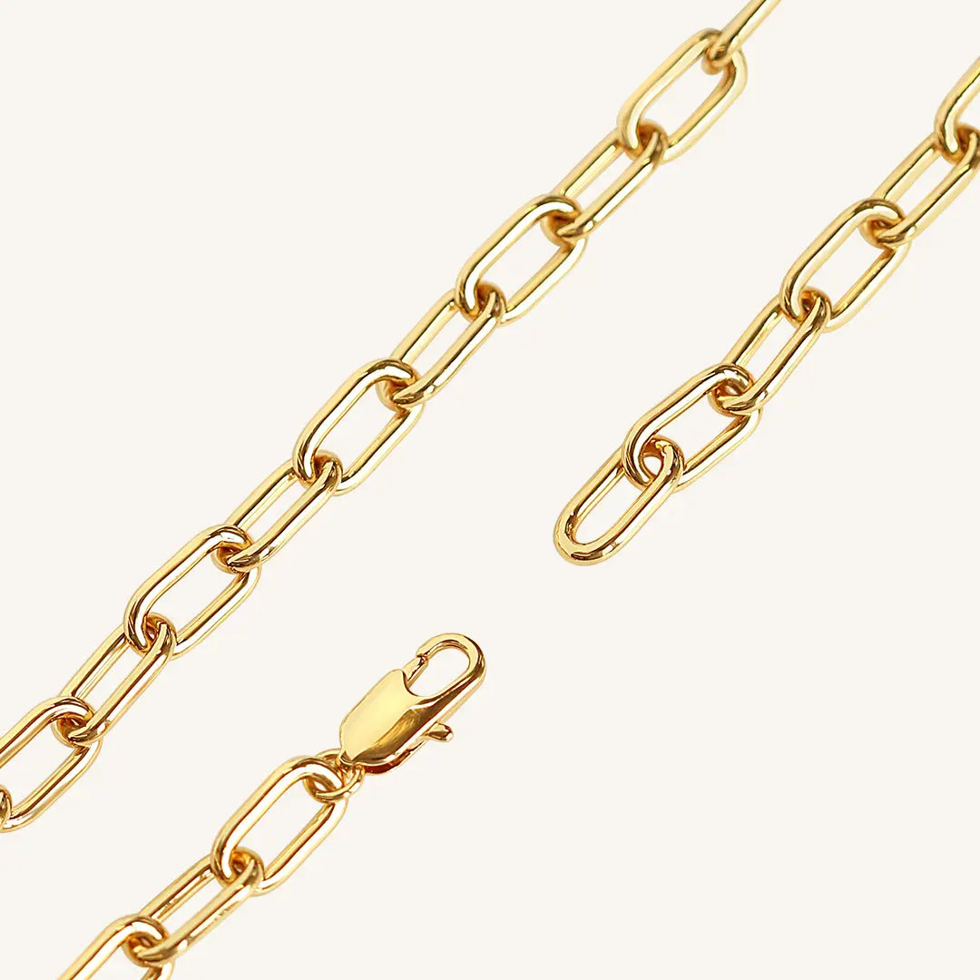 A chunky link chain necklace in gold tone.